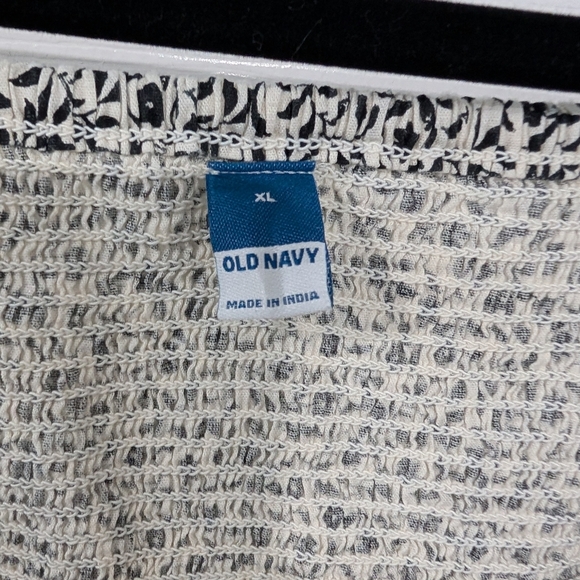 Old Navy Black & White Floral Smocked Back Top in Size XL - Picture 3 of 10